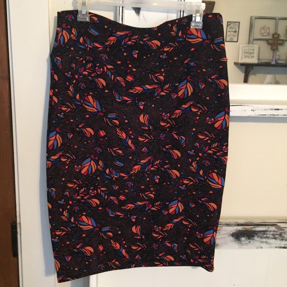 𝗟𝗶𝗸𝗲 𝗡𝗲𝘄 LuLaRoe Cassie - Picture 2 of 5
